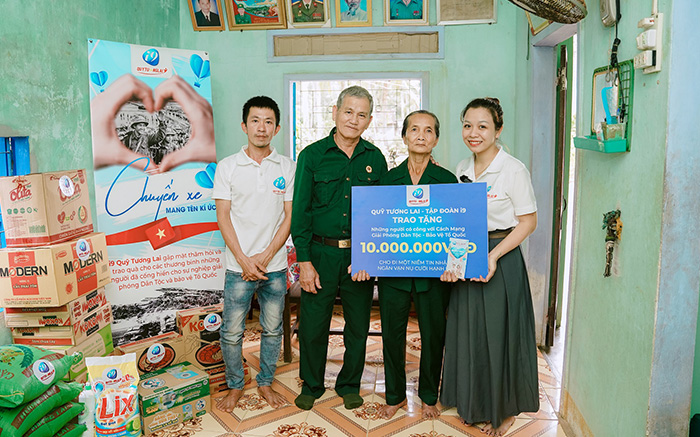 Hình ảnh banner giới thiệu phần thưởng hàng ngày Hi88 với các biểu tượng tiền thưởng và vòng quay may mắn.