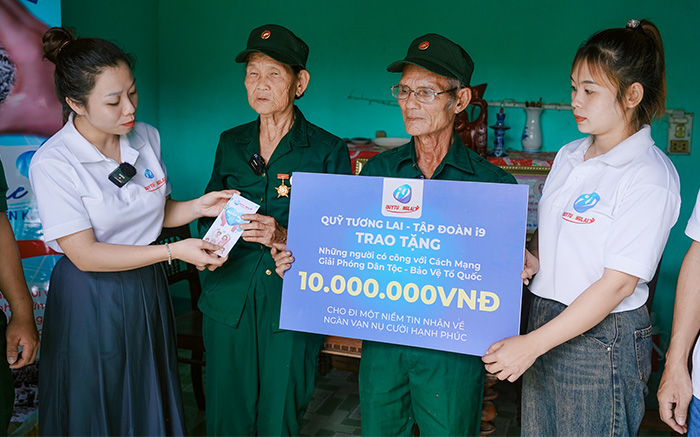 Hình ảnh đôi bàn tay đang nắm lấy nhau, tượng trưng cho sự hỗ trợ và giúp đỡ trong việc đối phó với vấn đề cờ bạc. Màu sắc chủ đạo xanh và vàng.